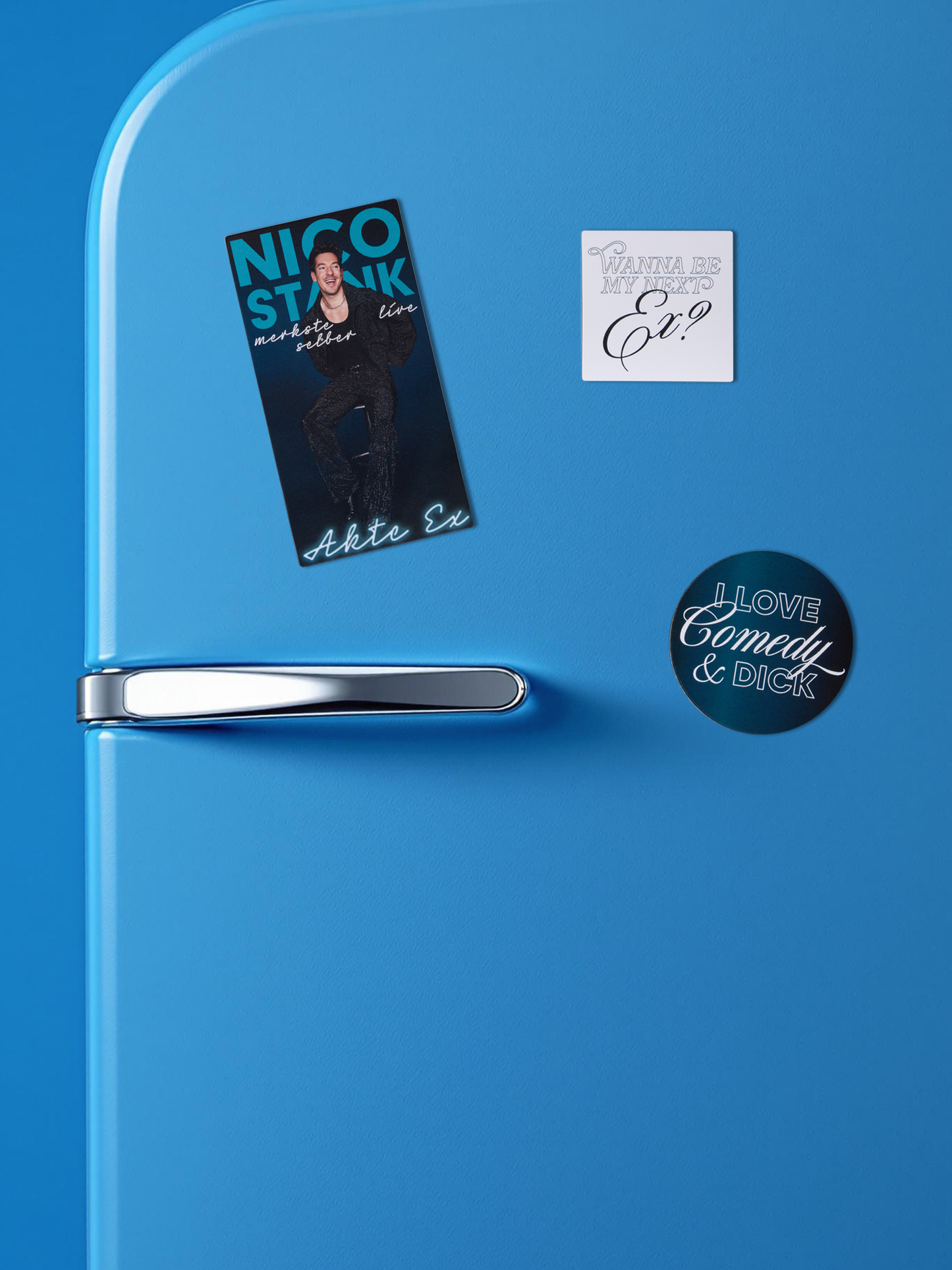 Drei Magnete des Sets auf einer blauen Kühlschranktür angebracht: oben links der rechteckige „Akte Ex“-Magnet mit Nico Stank, daneben der quadratische Magnet „WANNA BE MY NEXT Ex?“ in Weiß-Silber, unten rechts der runde Magnet mit „I LOVE Comedy & DICK“ auf dunkelblauem Untergrund.
