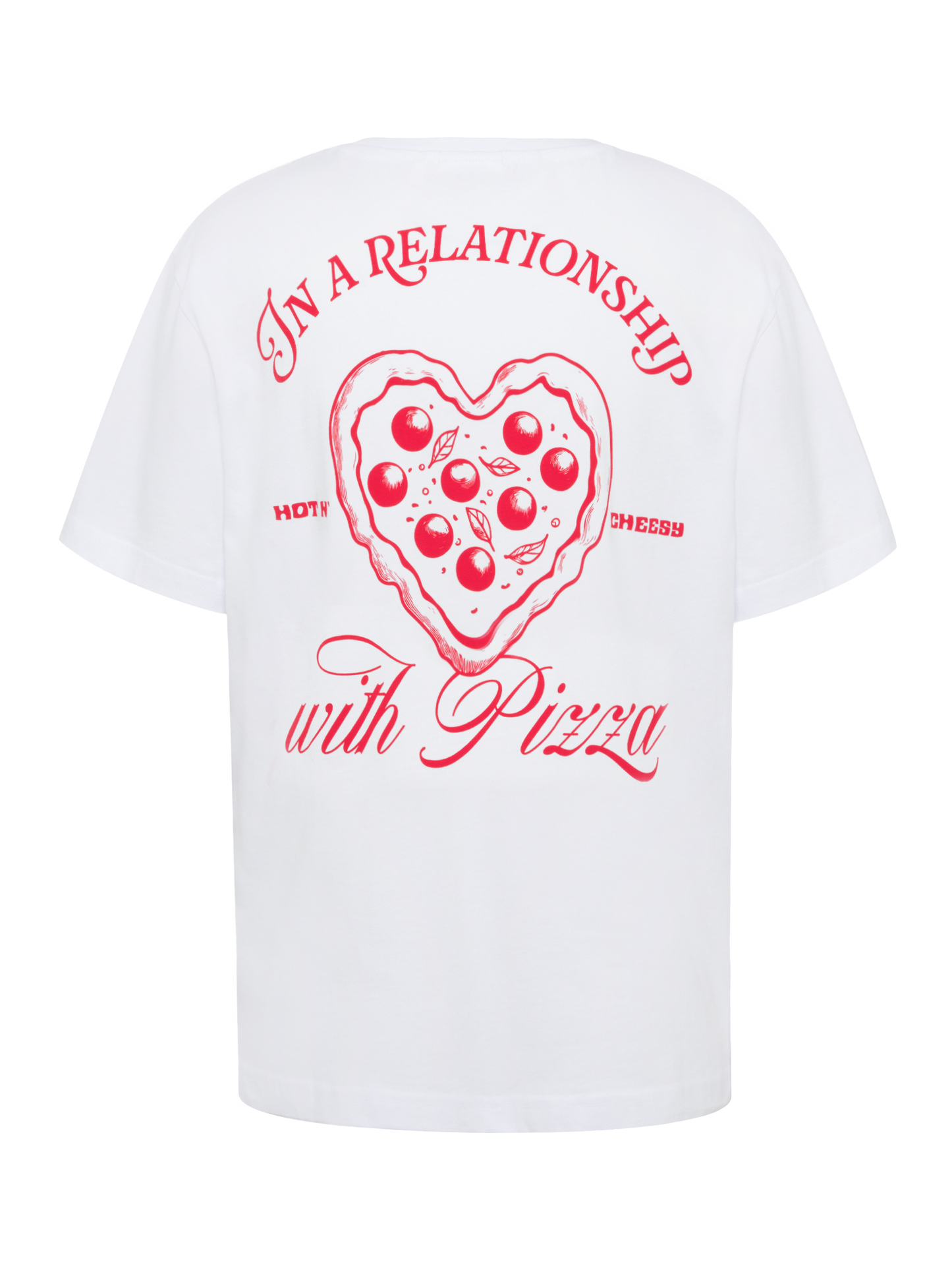 Weiße T-Shirt-Rückseite mit großem roten Druck: „In a relationship with pizza“, herzförmige Pizza-Grafik in der Mitte und Schriftzügen „hot“ und „cheesy“ seitlich.