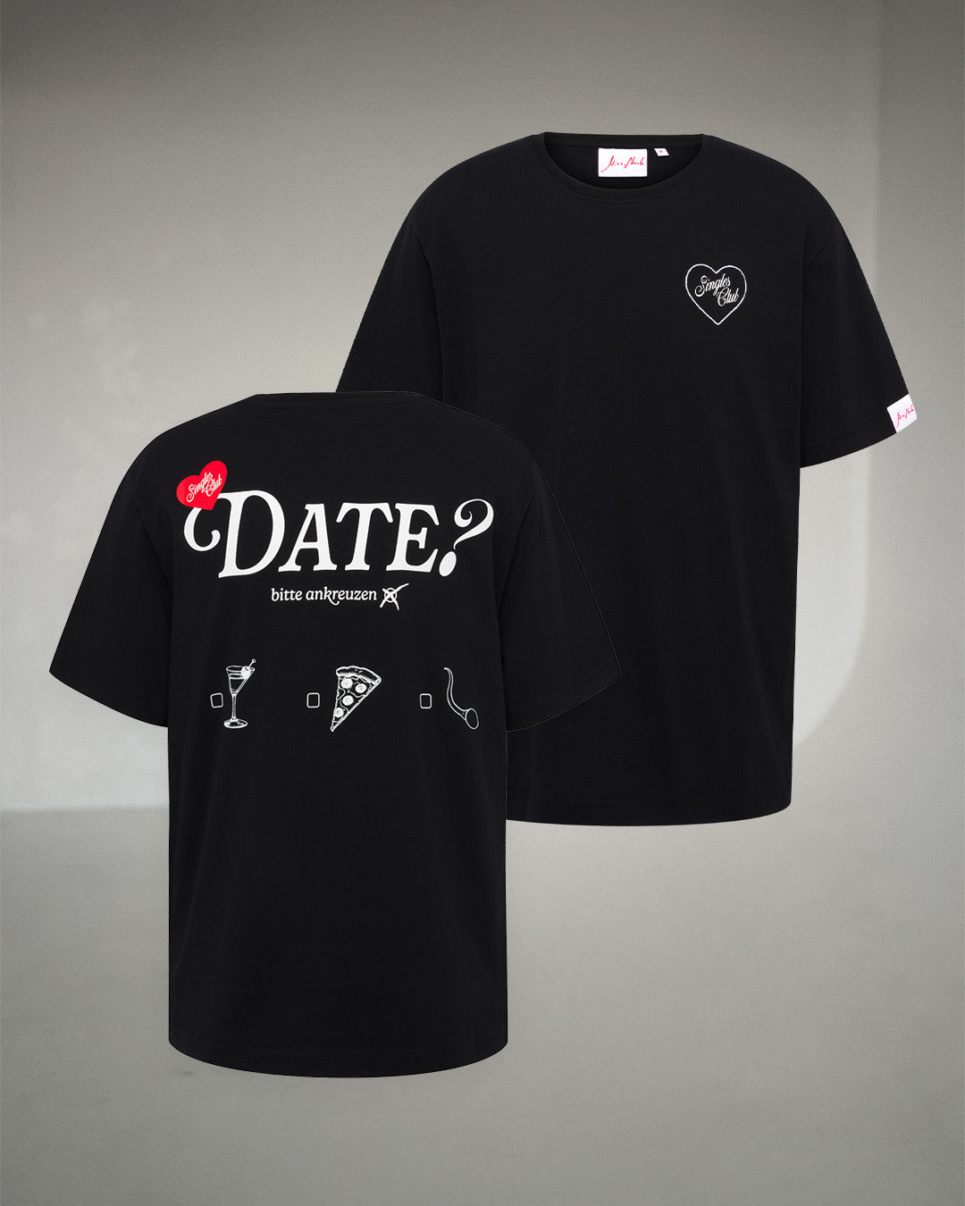 Produktbild eines schwarzen T-Shirts mit großem weißen Print „DATE? bitte ankreuzen“ auf dem Rücken, verziert mit Icons für Drinks, Pizza und Sperma; vorne kleines Herz mit „Singles Club“-Schriftzug.
